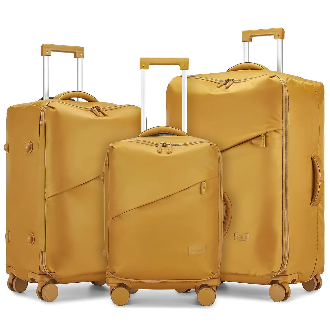 Trois valises souples jaunes avec poignées télescopiques et roues pivotantes.