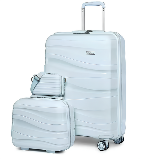 Ensemble de trois bagages de couleur blanche avec une finition ondulée brillante. Comprend une grande valise, une valise cabine et une trousse assortie, toutes dotées de poignées télescopiques et de roulettes pivotantes.
